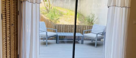 5 chambres, bureau, fer et planche à repasser, lit de bébé portatif