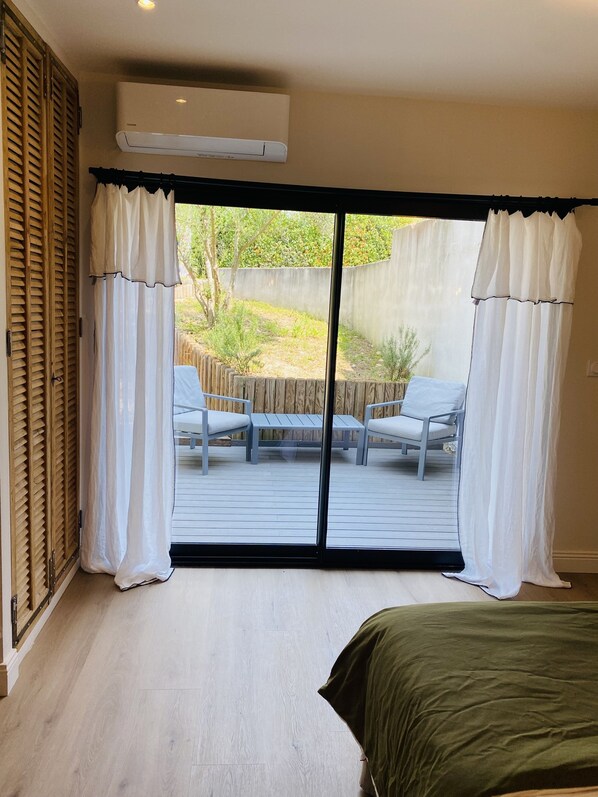 5 habitaciones, escritorio y tabla de planchar con plancha
