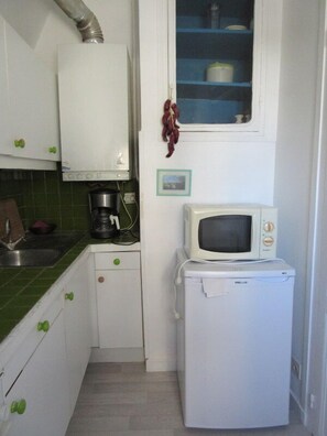 Kühlschrank, Mikrowelle, Ofen, Herdplatte