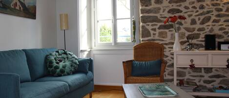 Télévision, lecteur de DVD, livres, chaßne hi-fi