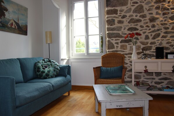 Fernseher, DVD-Player, Bücher, Stereoanlage