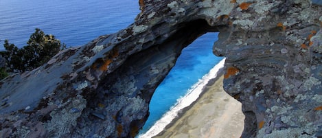 Una spiaggia nelle vicinanze