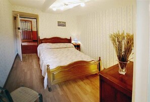 2 chambres, coffres-forts dans les chambres, fer et planche à repasser