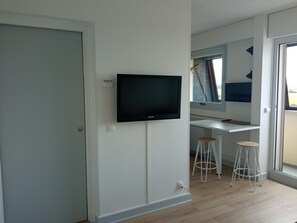 Dining - MAGNIFICENT SEA VIEW (COURSEULLES SUR MER)