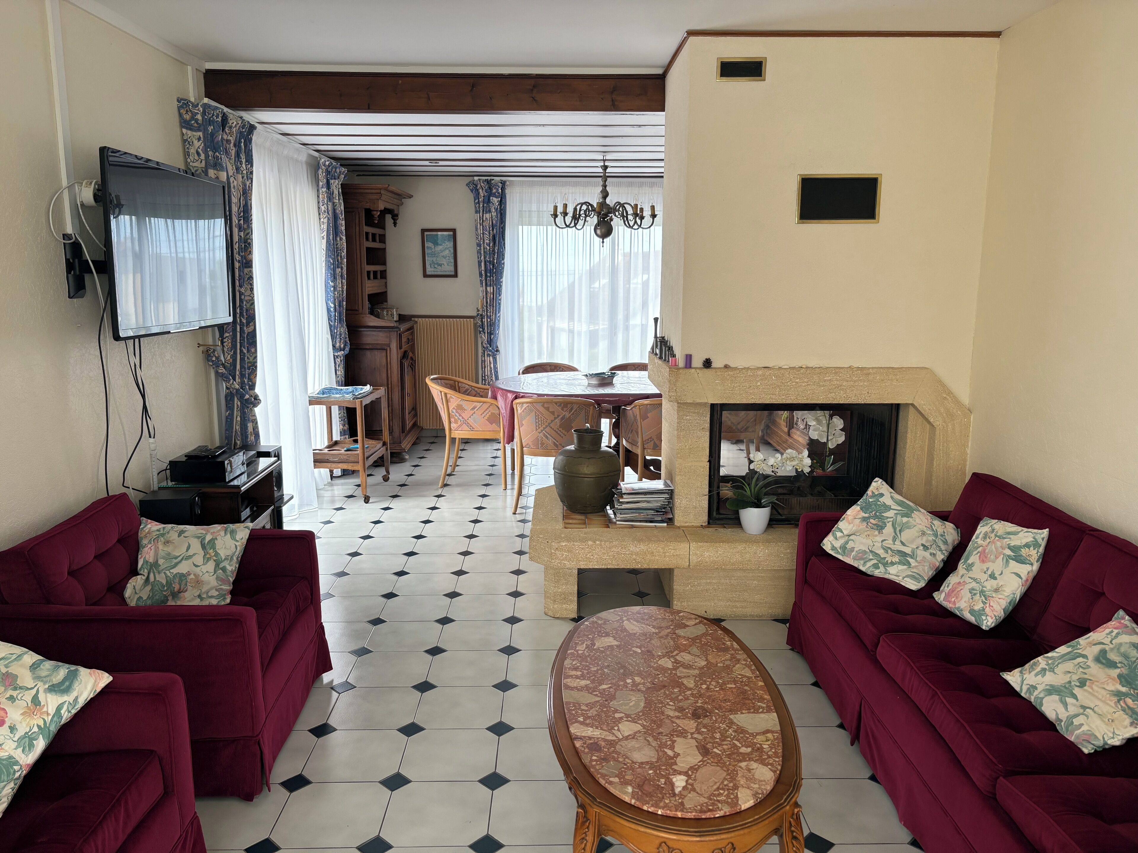 TV connectée, cheminée, lecteur de DVD, baby-foot