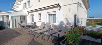 stille komfort hytte, havutsikt, terrasser og oppvarmet innendørsbasseng