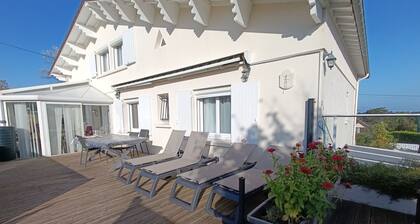 gßte tout confort calme, vue sur mer, terrasses et piscine intérieure chauffée