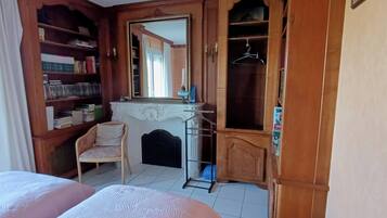 3 dormitorios, tabla de planchar con plancha, cuna de viaje