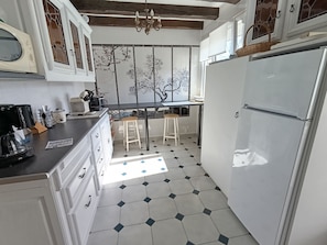 Fridge, microwave, oven, stovetop - quiet comfort cottage, sea view, terraces and heated indoor pool (Ver-Sur-Mer)