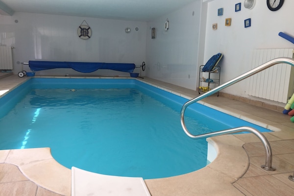 Piscine intérieure chauffée avec vestiaires, douche et toilettes