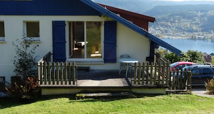 Independent apartment in house facing south over the lake