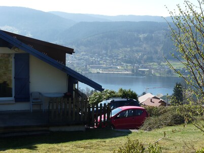 Independent apartment in house facing south over the lake