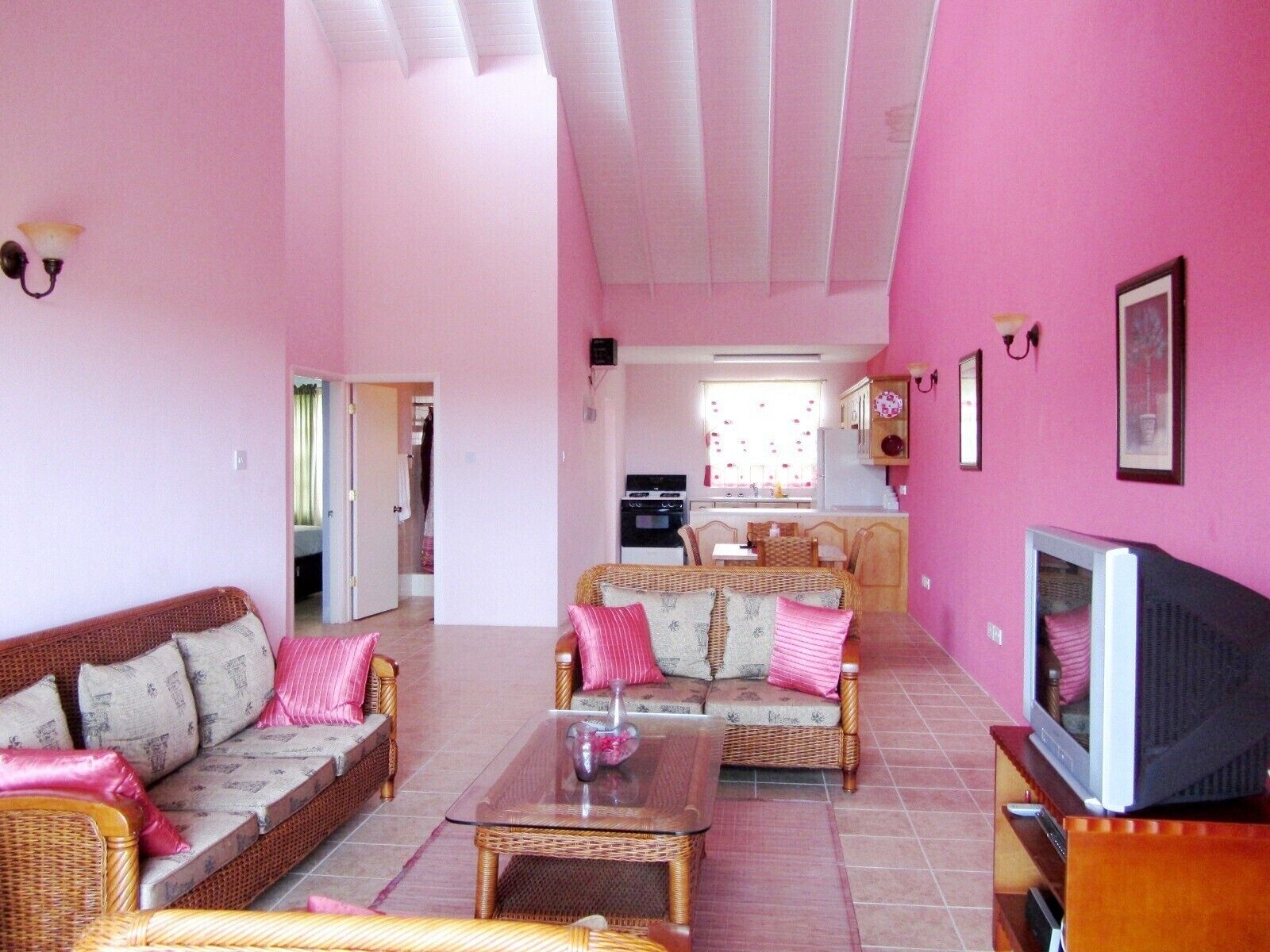 Een smart-tv, een dvd-speler en een stereo