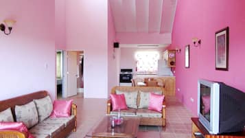 Een smart-tv, een dvd-speler en een stereo