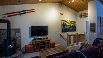 Flat-screen TV, fireplace, DVD player, stereo