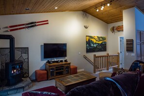 Flachbildfernseher, Kamin, DVD-Player, Stereoanlage