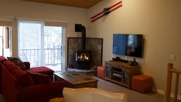 Flat-screen TV, fireplace, DVD player, stereo