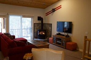 Flat-screen TV, fireplace, DVD player, stereo - Beautiful Upgraded Condo w/Private Spa.Dogs Considered 15min Walk to the Village (Mammoth Lakes)
