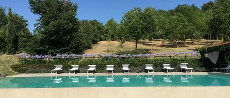 Una piscina al aire libre, una piscina infinita