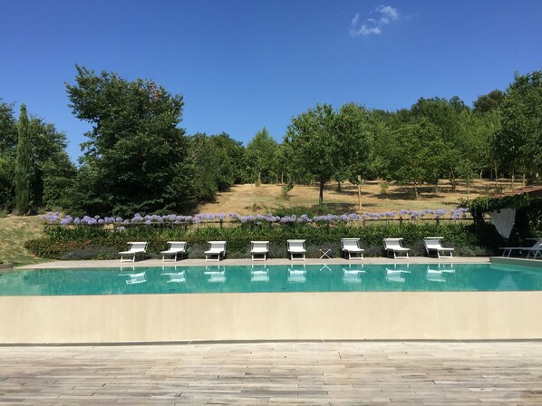 Piscine à débordement