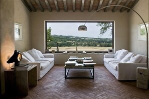 Smart TV, lareira, livros