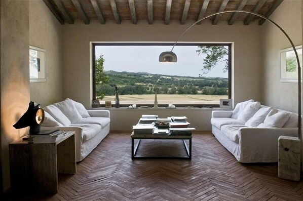 Smart-TV, Kamin, Bücher