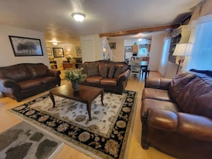 TV, fireplace, DVD player, books - WEEKLY DISCOUNTS AVAILABLE! (Mansfield)