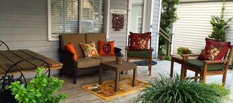 Across Street From Comal River, 1 Block To Schlitterbahn, 3 Blocks To Downtown