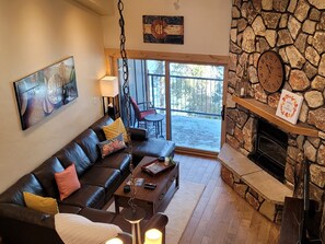 Älytelevisio, takka, pöytäjalkapallopöytä, kirjoja