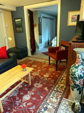 Televisio, DVD-soitin, kirjoja