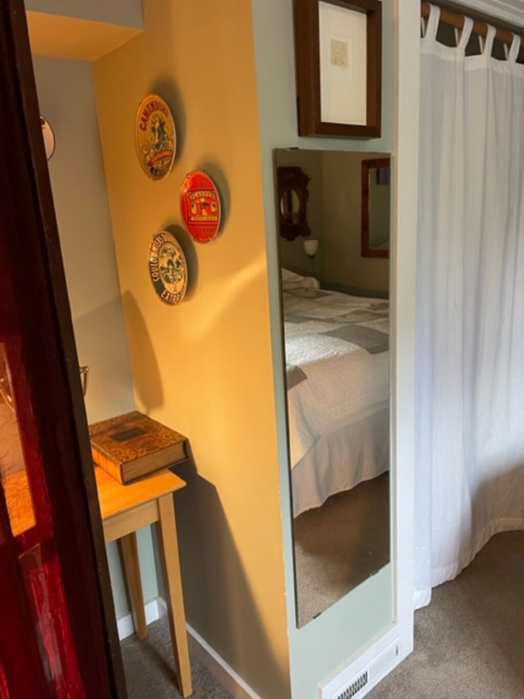 1 slaapkamer, een bureau, een strijkplank/strijkijzer, reisbedje