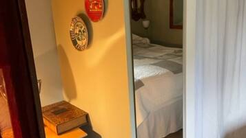 1 slaapkamer, een bureau, een strijkplank/strijkijzer, reisbedje