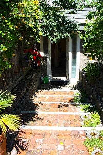 Seattle at its Best - a Great Neighborhood for Walking!!