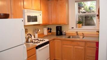 Een koelkast, een magnetron, een oven, een kookplaat