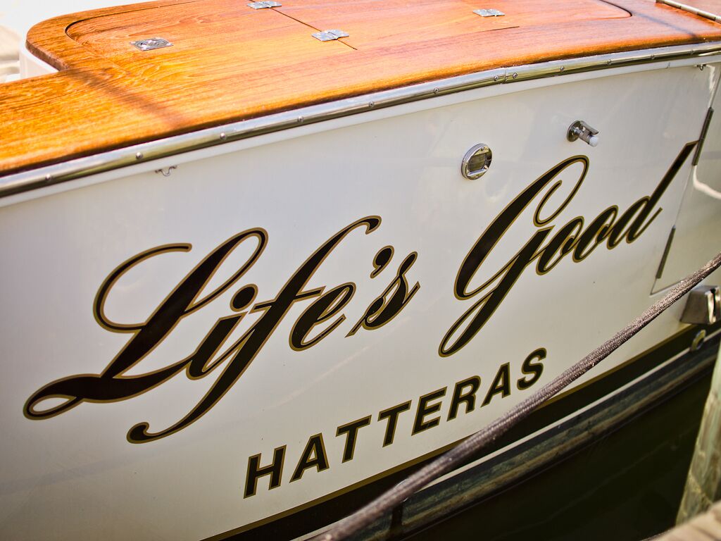 Un bote con la inscripción 'Life's Good' y 'HATTERAS' en su costado.