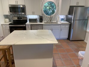 Fridge, microwave, oven, dishwasher - Beach Oriented on the Ocean Golf Course-Large Pool --MAY BE HEATED --NO PETS (Hilton Head Island)