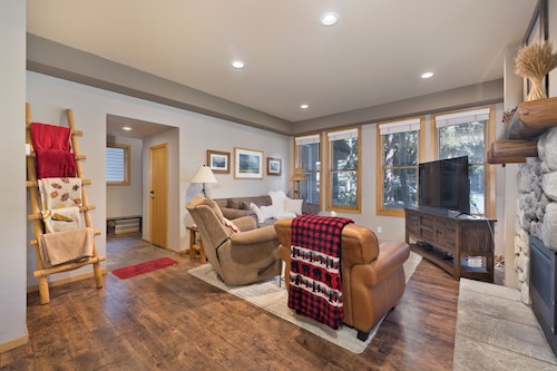 Snowcreek V 2 Bedroom 2 Bath Cozy Mountain Retreat! All 1 level parking in front