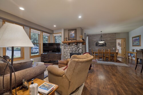Snowcreek V 2 Bedroom 2 Bath Cozy Mountain Retreat! All 1 level parking in front