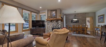 Snowcreek V 2 Bedroom 2 Bath Cozy Mountain Retreat! All 1 level parking in front