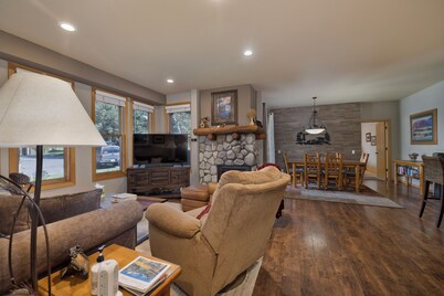 Snowcreek V 2 Bedroom 2 Bath Cozy Mountain Retreat! All 1 level parking in front