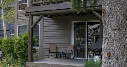 Snowcreek V 2 Bedroom 2 Bath Cozy Mountain Retreat! All 1 level parking in front