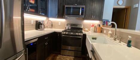 Réfrigérateur, micro-ondes, four, plaque de cuisson