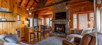 Heather Heights Cottage - Cozy cabin with a View and Fire Pit, minutes to Boone!