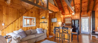 Heather Heights Cottage - Cozy cabin with a View and Fire Pit, minutes to Boone!