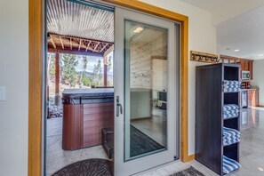 Interior - Beautiful 7 BEDROOM, 3 gathering areas, pool table, hot tub, and huge deck with 360-degree views!! (Silverthorne)