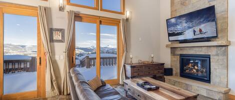 Televisio, takka, DVD-soitin, videokirjasto