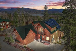 Exterior - Beautiful 7 BEDROOM, 3 gathering areas, pool table, hot tub, and huge deck with 360-degree views!! (Silverthorne)