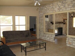 TV connectée, cheminée, lecteur de DVD, chaîne hi-fi