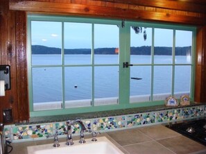 Een haardroger, handdoeken