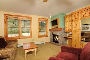 TV, fireplace, DVD player - Fantastic Studio Condo Near the Lifts (Dillon)